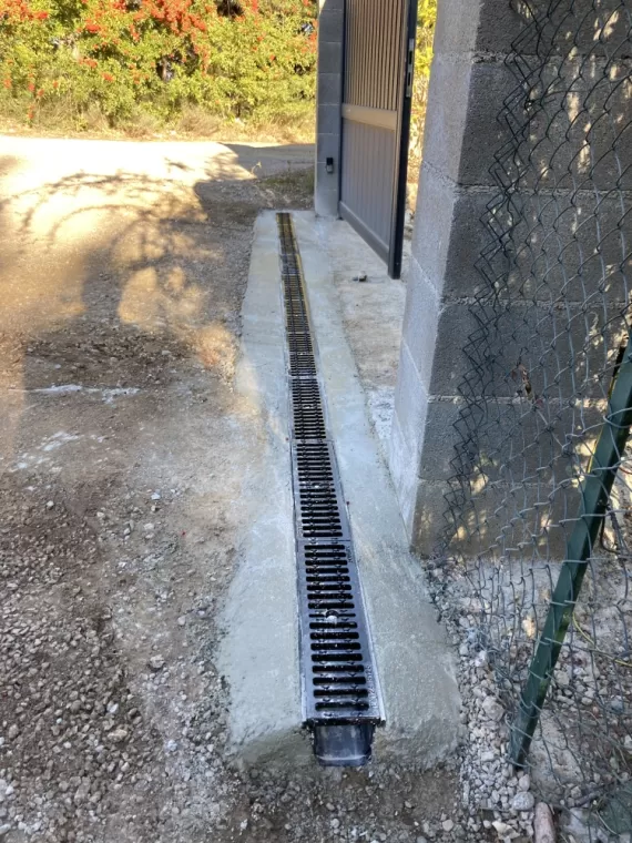 Pose de caniveaux à Clermont l'Hérault, Clermont-l'Hérault, ABJ ENVIRONNEMENT