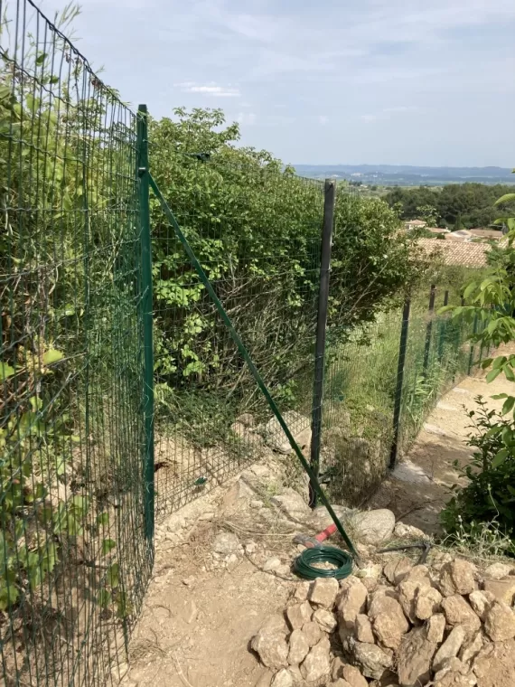 continuité du grillage sur restanque