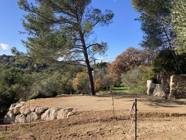 Création du parking avec un mur de soutènement en enrochement à Clermont-l'Hérault, Clermont-l'Hérault, ABJ ENVIRONNEMENT