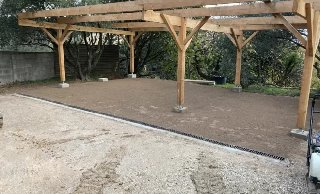 aménagement pour un car port, nivellement du terrain, pose de caniveaux 