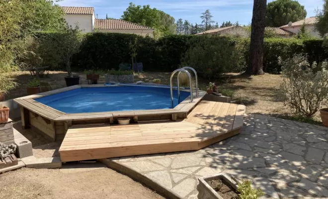 Rénovation de terrasse en bois autour d'une piscine à Pouzols