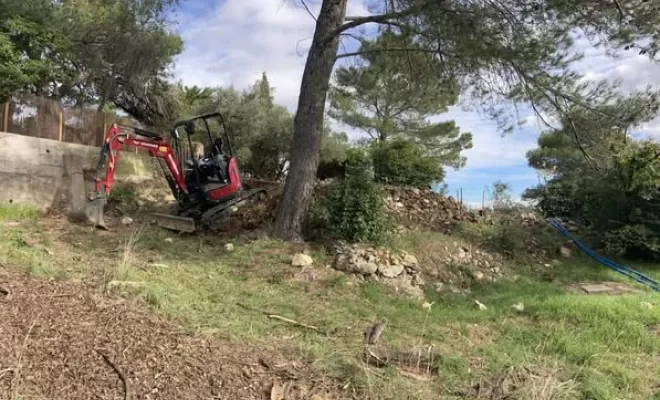 Création du parking avec un mur de soutènement en enrochement à Clermont-l'Hérault, Clermont-l'Hérault, ABJ ENVIRONNEMENT