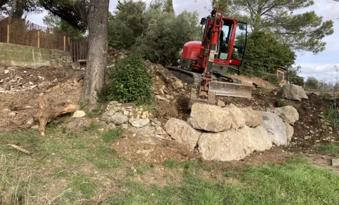 Création du parking avec un mur de soutènement en enrochement à Clermont-l'Hérault, Clermont-l'Hérault, ABJ ENVIRONNEMENT