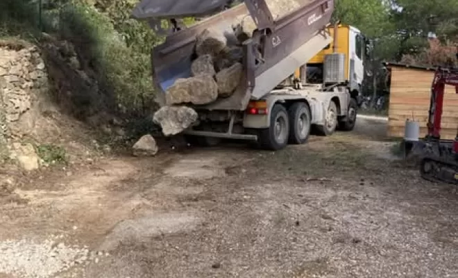 Création du parking avec un mur de soutènement en enrochement à Clermont-l'Hérault, Clermont-l'Hérault, ABJ ENVIRONNEMENT