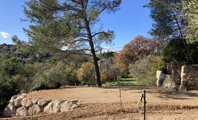 Création du parking avec un mur de soutènement en enrochement à Clermont-l'Hérault, Clermont-l'Hérault, ABJ ENVIRONNEMENT