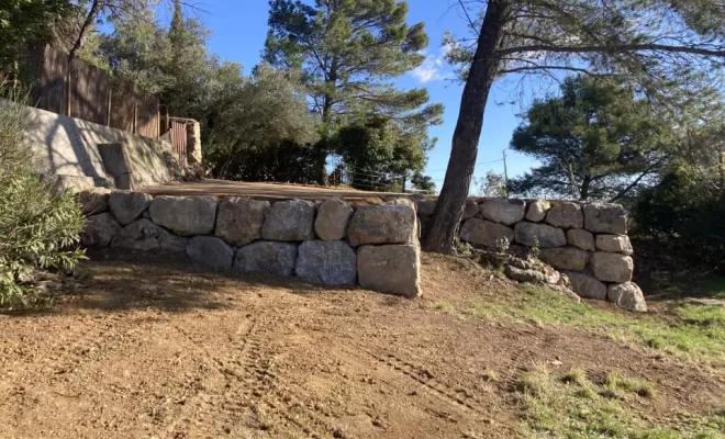 Création du parking avec un mur de soutènement en enrochement à Clermont-l'Hérault, Clermont-l'Hérault, ABJ ENVIRONNEMENT