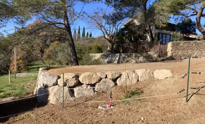 Création du parking avec un mur de soutènement en enrochement à Clermont-l'Hérault, Clermont-l'Hérault, ABJ ENVIRONNEMENT