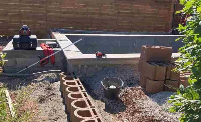 Aménagement d'un petit muret pour rehausser le terrain d'une maison à Clermont-l'Hérault, Clermont-l'Hérault, ABJ ENVIRONNEMENT