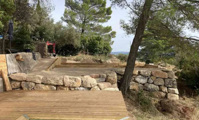 Création d'une terrasse aménagée avec brise-vue à Lodève, Clermont-l'Hérault, ABJ ENVIRONNEMENT